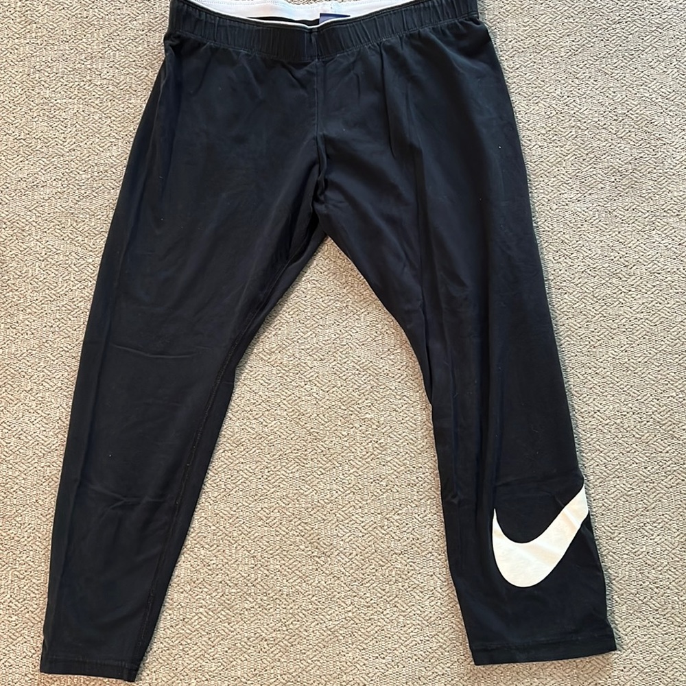 Nike cropped black leggings. Size Large